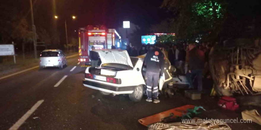 Trafik kazasında Tofaş otomobil hurdaya döndü: 4 yaralı