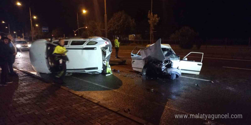 Trafik kazasında Tofaş otomobil hurdaya döndü: 4 yaralı