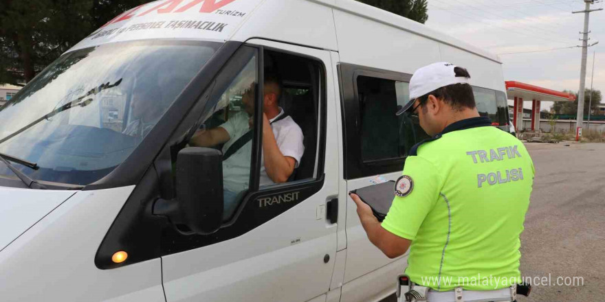 Trafik polisi böyle uyardı: “Sizin için, lütfen emniyet kemerlerinizi takın”