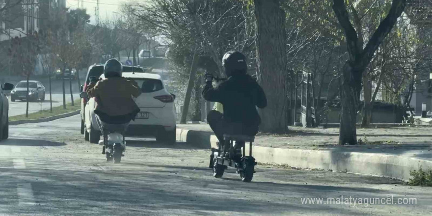 Trafikte ilginç anlar: Taburenin üzerine oturarak elektrikli scooter kullandılar