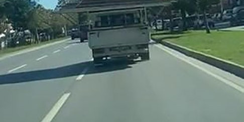 Trafikte tehlike saçan görüntü: Yolun yarısını kaplayarak malzeme taşıdı