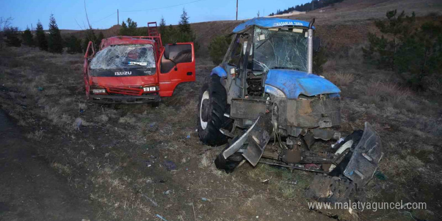 Traktör taşıyan kamyonet takla attı: 1 yaralı