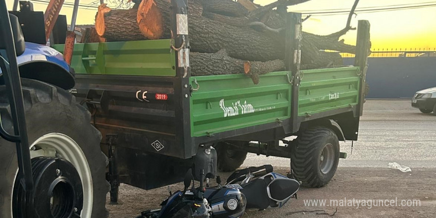 Traktöre çarpan motosikletin sürücüsü ölümden döndü