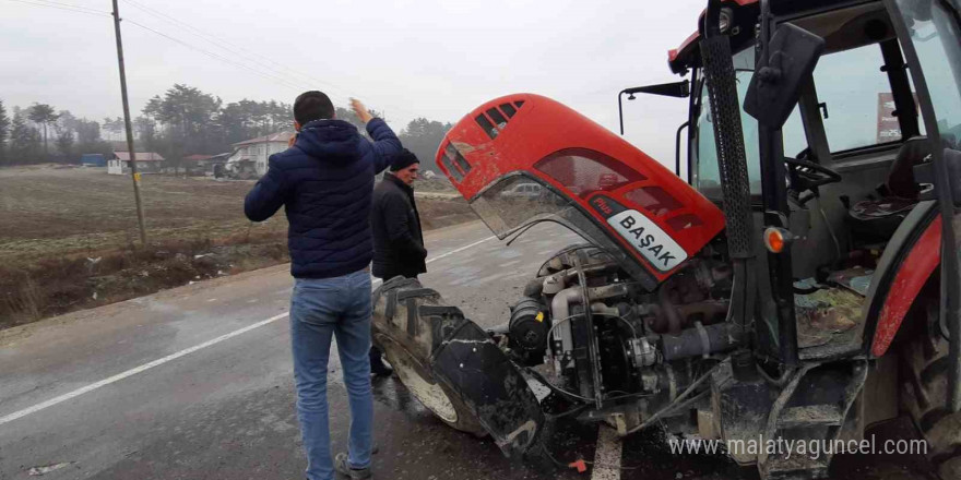 Traktörle çarpışan otomobil, tıra çarparak durabildi: 2 yaralı