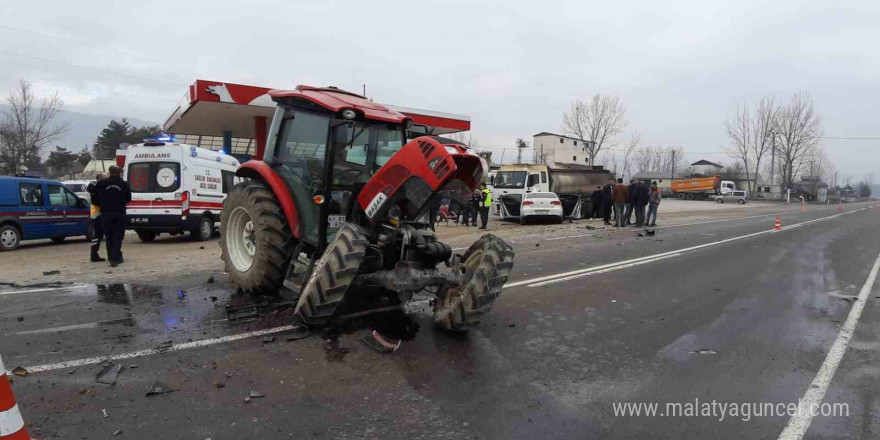 Traktörle çarpışan otomobil, tıra çarparak durabildi: 2 yaralı