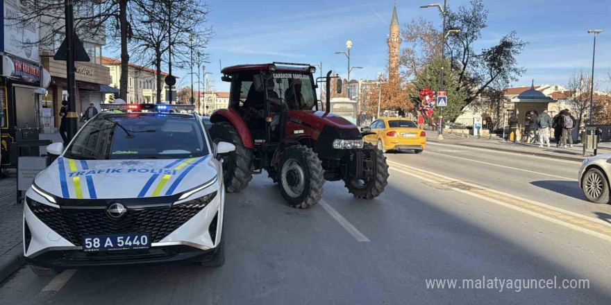 Traktörle kentin en işlek caddesine girdi, 4 ayrı maddeden ceza yedi