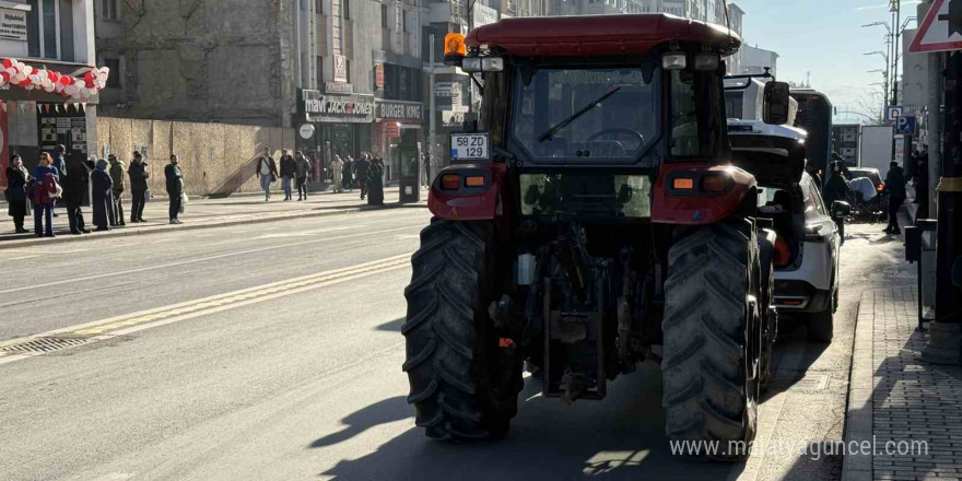 Traktörle kentin en işlek caddesine girdi, 4 ayrı maddeden ceza yedi