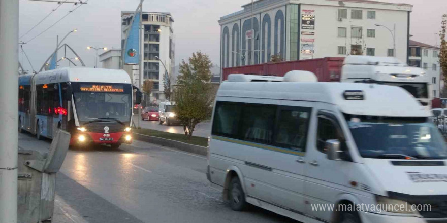 Trambüsten kopan kollektör küçük çocuğu hastanelik etti