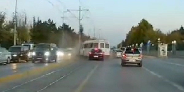 Tramvay yolundan giden servisin direğe çarptığı kaza araç kamerasına yansıdı