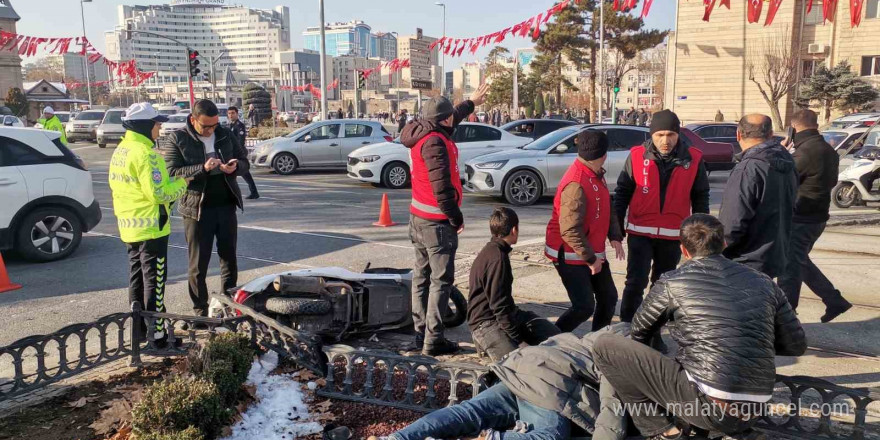 Tramvayın çarptığı mobilet sürücüsü oğlunu teselli etti: 