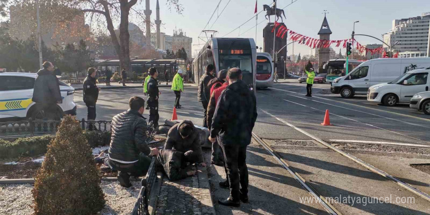 Tramvayın çarptığı mobilet sürücüsü oğlunu teselli etti: 