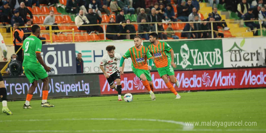 Trendyol Süper Lig: Alanyaspor: 0 - Gaziantep FK: 0 (İlk yarı)