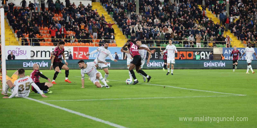 Trendyol Süper Lig: Alanyaspor: 1 - Konyaspor: 0 (İlk yarı)