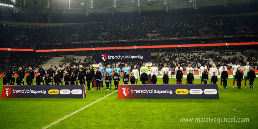 Trendyol Süper Lig: Beşiktaş: 1 - Corendon Alanyaspor: 1 (Maç devam ediyor)