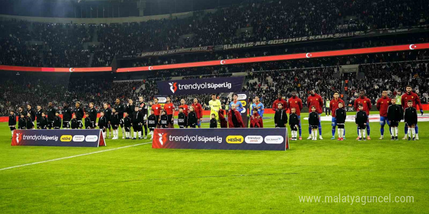 Trendyol Süper Lig: Beşiktaş: 2 - Göztepe: 1 (Maç devam ediyor)