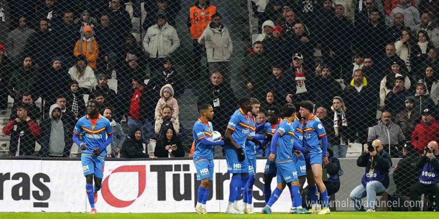 Trendyol Süper Lig: Beşiktaş: 2 - Göztepe: 2 (İlk yarı)