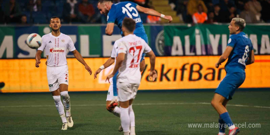 Trendyol Süper Lig: Çaykur Rizespor: 2 - Antalyaspor: 0 (İlk yarı)