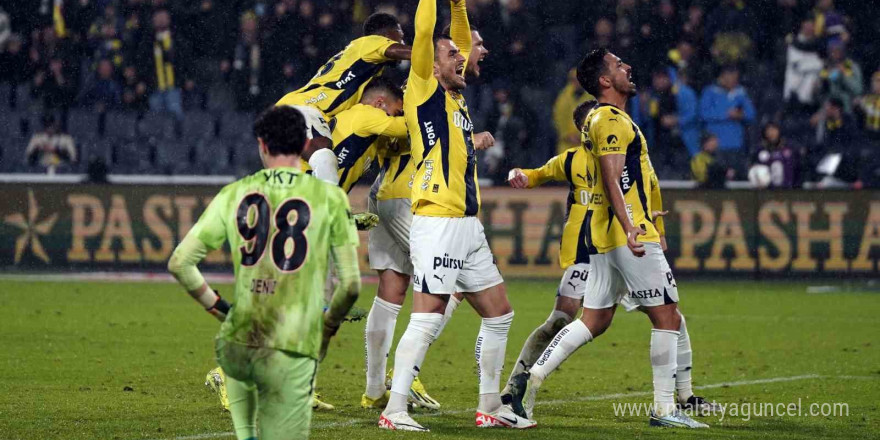 Trendyol Süper Lig: Fenerbahçe: 1 - Başakşehir: 0 (İlk yarı)