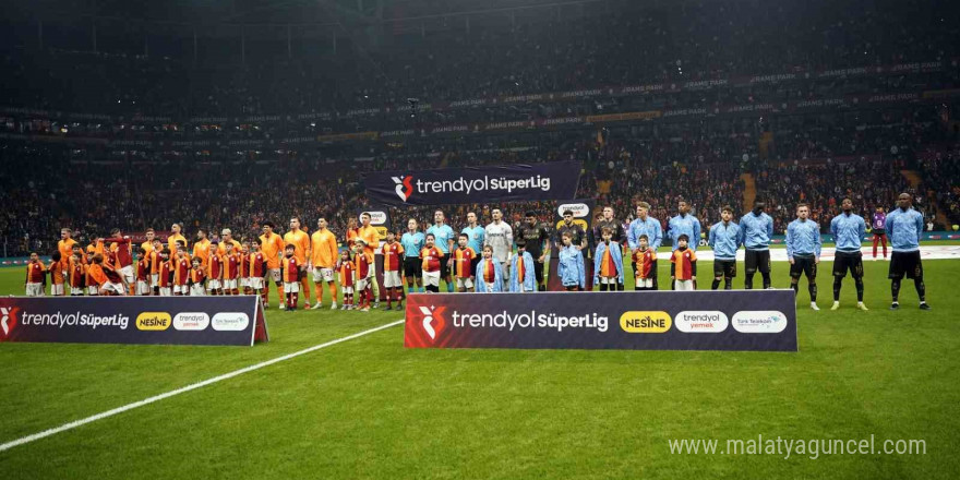 Trendyol Süper Lig: Galatasaray: 1 - Trabzonspor: 1 (Maç devam ediyor)