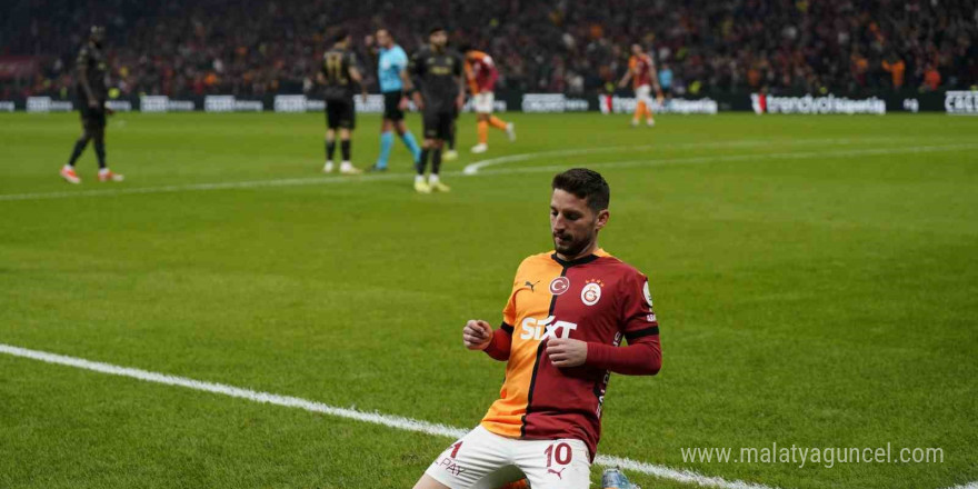 Trendyol Süper Lig: Galatasaray: 2 - Trabzonspor: 1 (İlk yarı)