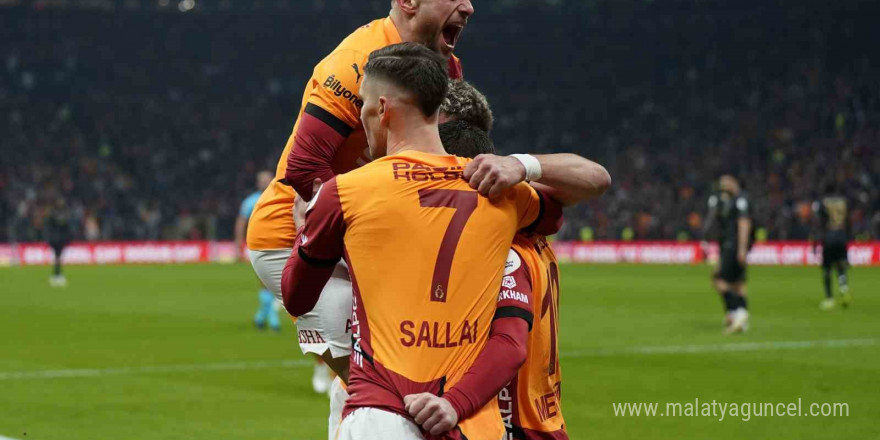 Trendyol Süper Lig: Galatasaray: 2 - Trabzonspor: 1 (İlk yarı)