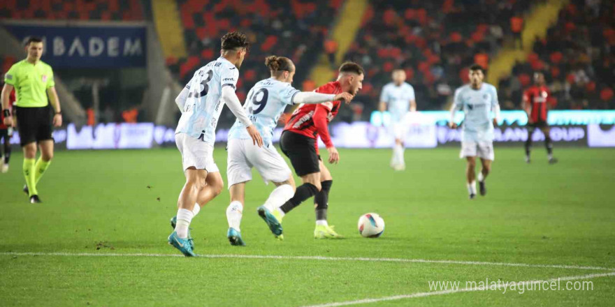 Trendyol Süper Lig: Gaziantep FK: 1 - Adana Demirspor: 0 (İlk yarı)