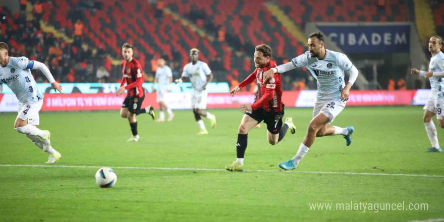 Trendyol Süper Lig: Gaziantep FK: 1 - Adana Demirspor: 0 (İlk yarı)