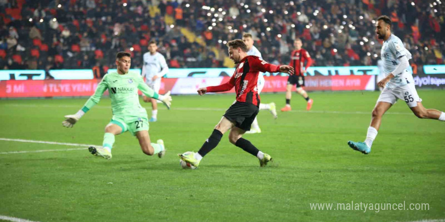 Trendyol Süper Lig: Gaziantep FK: 1 - Adana Demirspor: 0 (İlk yarı)