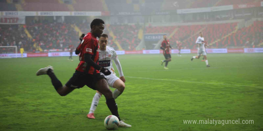 Trendyol Süper Lig: Gaziantep FK: 1 - Antalyaspor: 0 (İlk yarı)