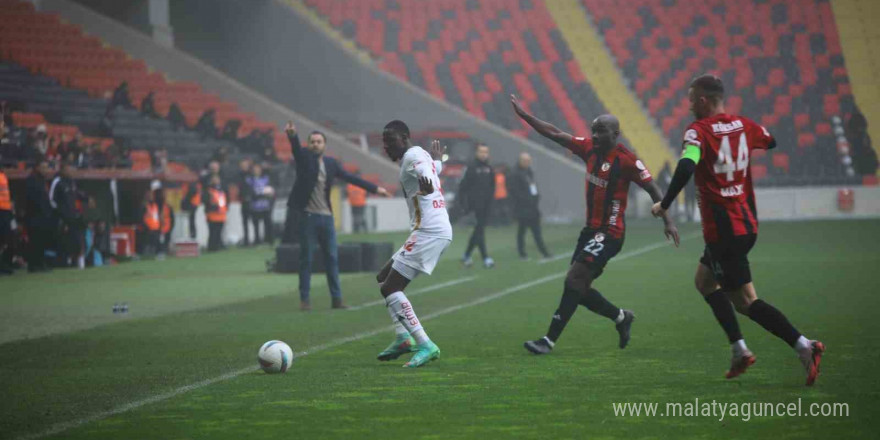 Trendyol Süper Lig: Gaziantep FK: 1 - Antalyaspor: 0 (İlk yarı)