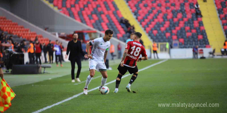 Trendyol Süper Lig: Gaziantep FK: 1 - Konyaspor: 1 (İlk yarı)