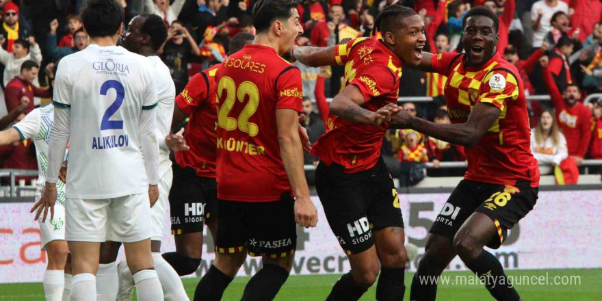 Trendyol Süper Lig: Göztepe: 1 - Çaykur Rizespor: 0 (İlk yarı)