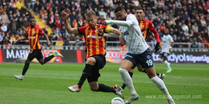 Trendyol Süper Lig: Kayserispor: 1 - Fenerbahçe: 3 (İlk yarı)