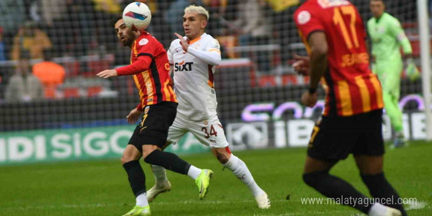 Trendyol Süper Lig: Kayserispor: 1 - Galatasaray: 2 (İlk yarı)