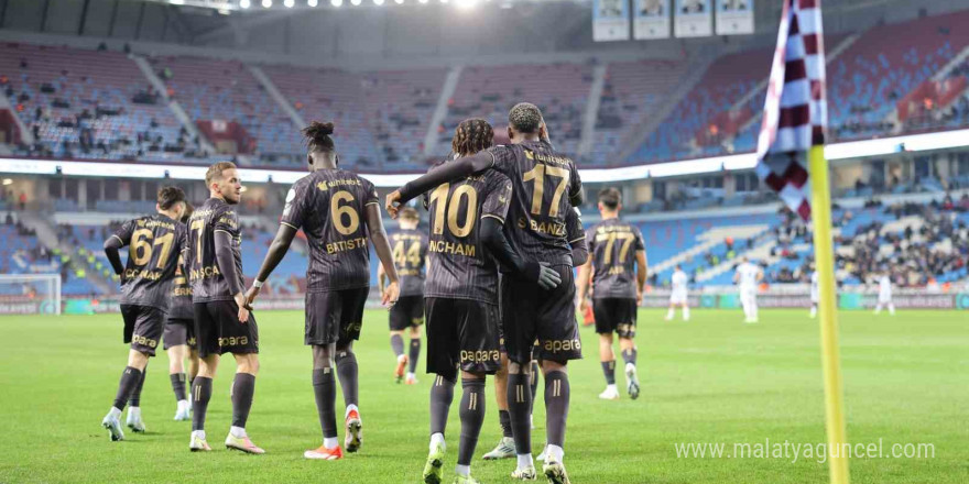 Trendyol Süper Lig: Trabzonspor: 1 - Adana Demirspor: 0 (İlk yarı)