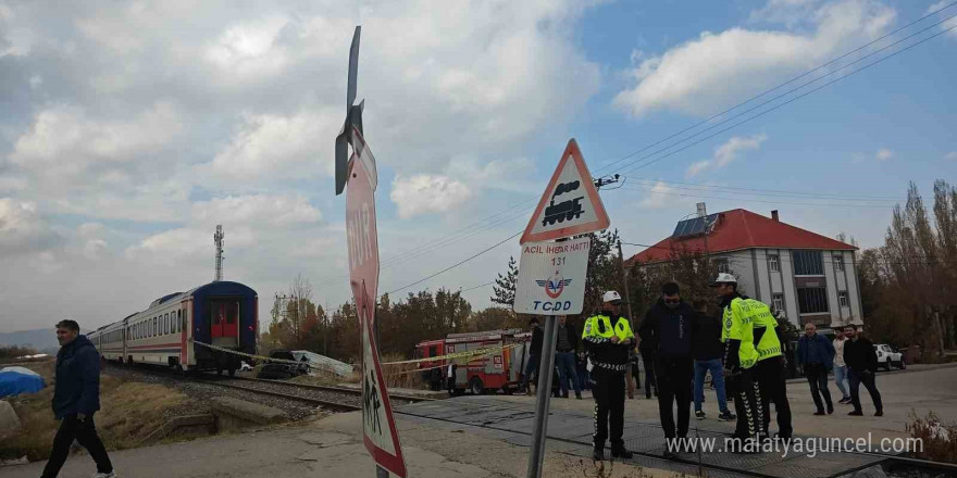 Trenle kamyonet hemzemin geçitte çarpıştı: 1 ölü, 1 yaralı