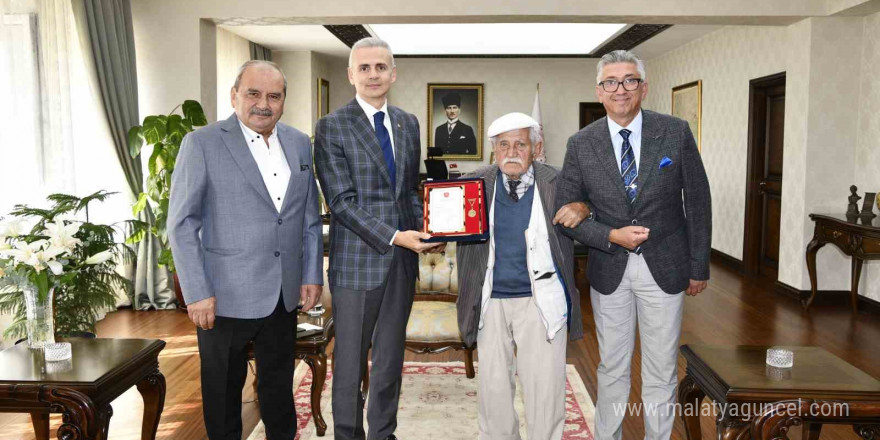 TSK Güçlendirme Vakfından huzurevi sakini Ayyıldız’a altın madalya