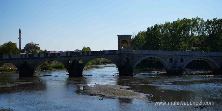 Tunca Nehri’nde kuraklık: Çöplüğe döndü