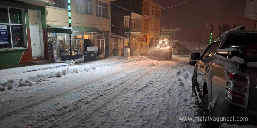 Tunceli’de Cankurtaran Geçidi zincirsiz ağır tonajlı araçlara kapatıldı