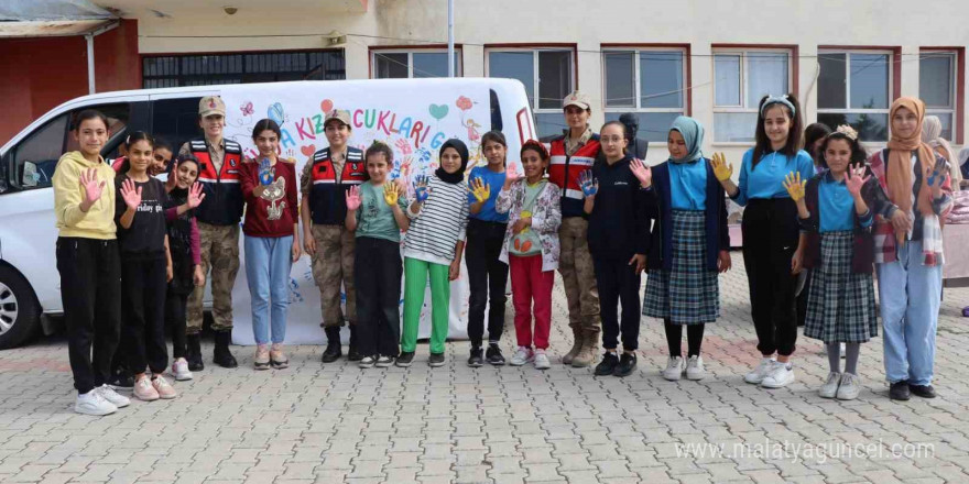 Tunceli’de jandarma, kız çocukları ile bir araya geldi