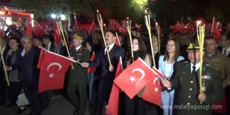 Tunceli’de meşaleli Cumhuriyet yürüyüşü