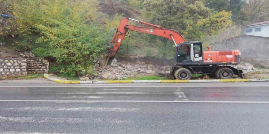 Tunceli’de metruk binalar yıkılıyor