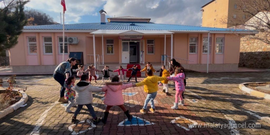 Tunceli’de okul bahçeleri şenlik alanına döndü