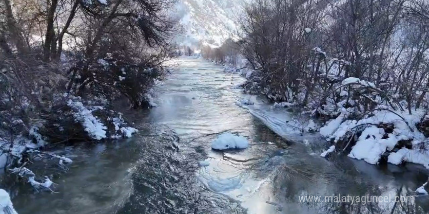 Tunceli’de, Pülümür Çayı yer yer buz tuttu