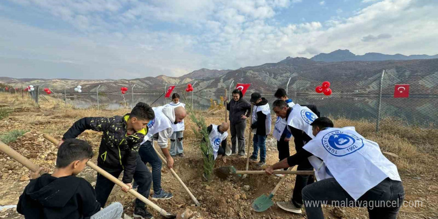 Tunceli’de şehit öğretmenler adına fidan dikildi