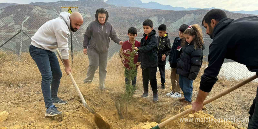 Tunceli’de şehit öğretmenler adına fidan dikildi