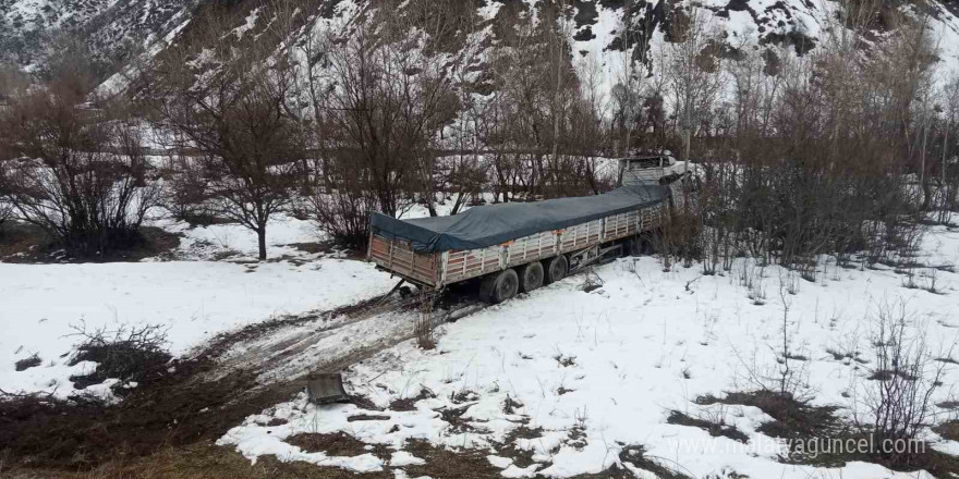 Tunceli’de şeker yüklü tır şarampole yuvarlandı