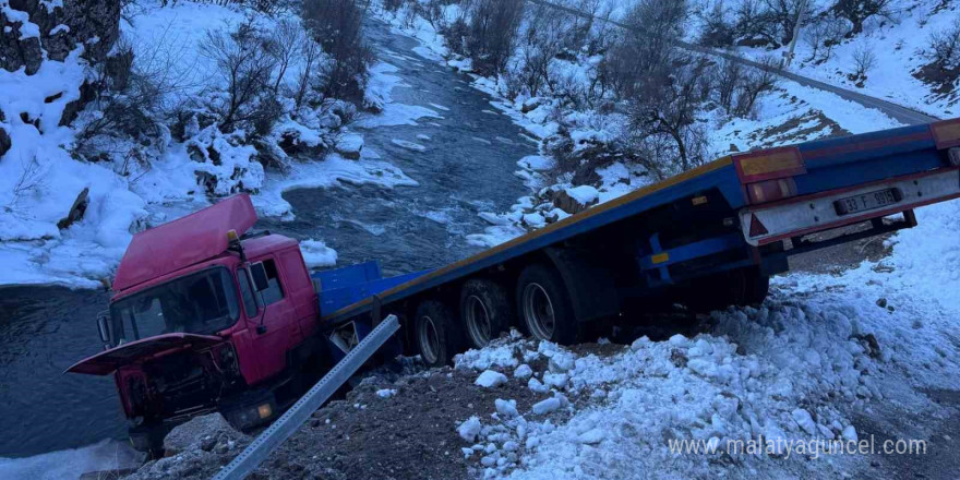 Tunceli’de tır dereye uçtu