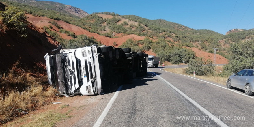 Tunceli’de tır devrildi: 1 yaralı