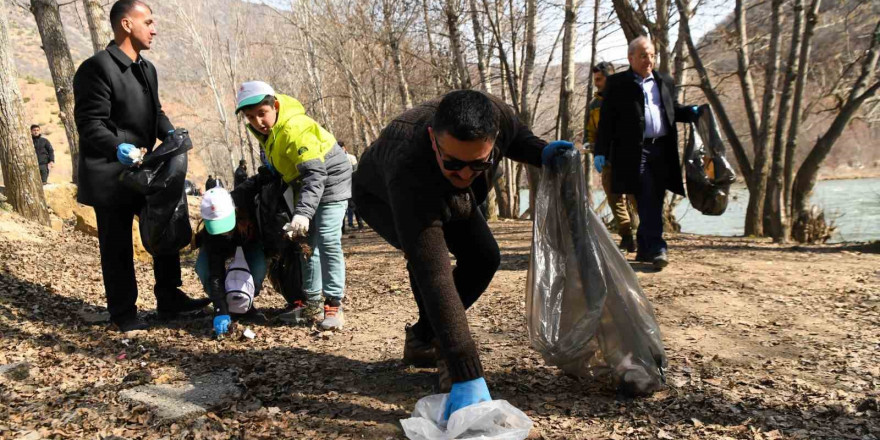 Tunceli’de yüzlerce kişi Munzur Vadisi Milli Parkı’nı temizledi